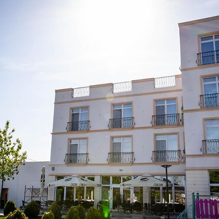 Unique Garden Hotel Brăila Екстериор снимка