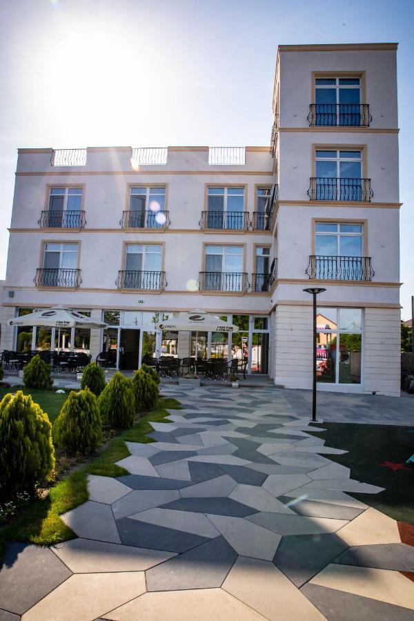 Unique Garden Hotel Brăila Екстериор снимка