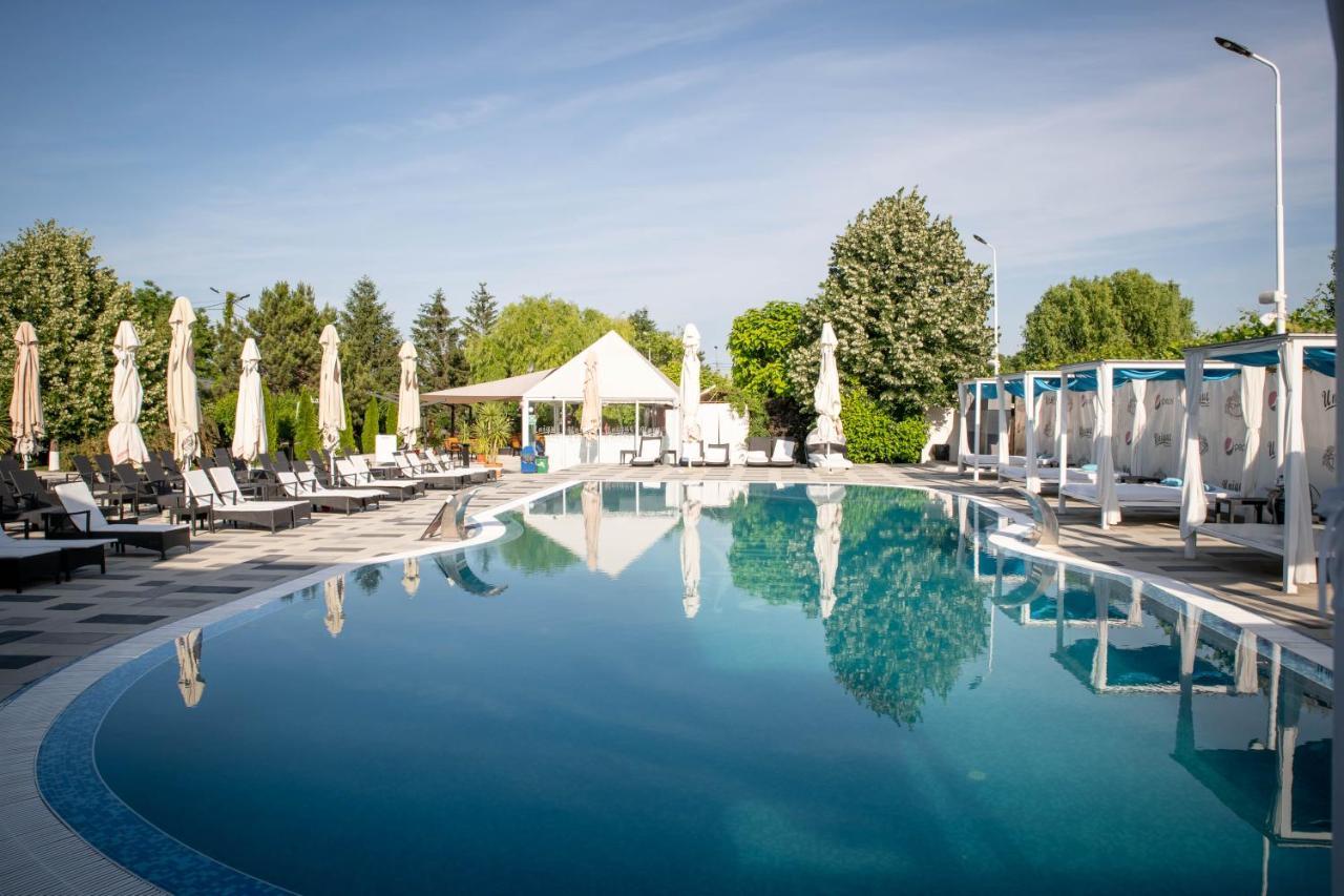 Unique Garden Hotel Brăila Екстериор снимка